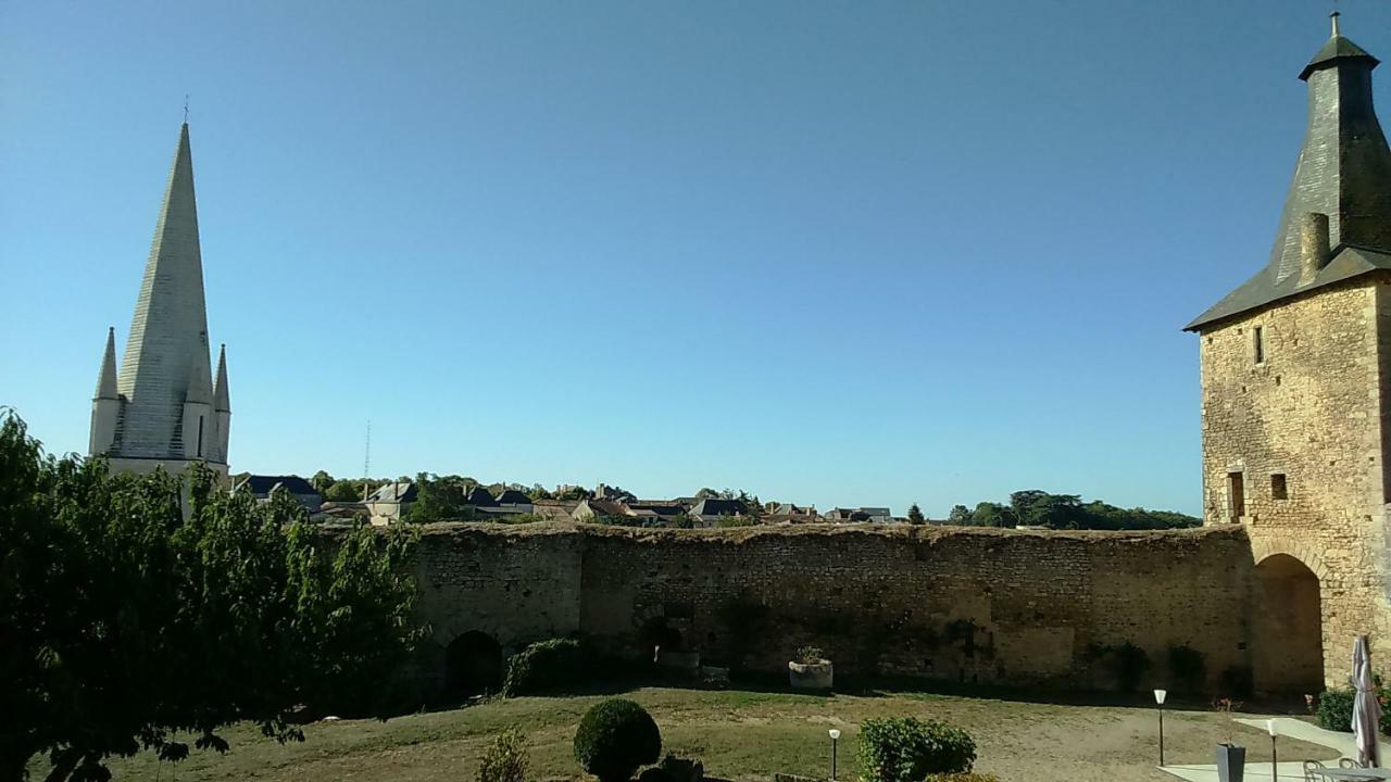 Le Vieux Chateau Airvault Dış mekan fotoğraf